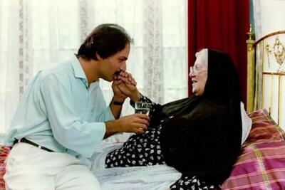  عکسی کمتر دیده شده از کودکی امین تارخ بازیگر فیلم مادر کنار خانواده اش