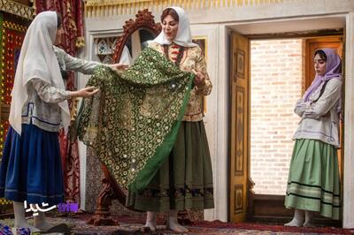  تصویری جالب از تیپ متفاوت گلاره عباسی و لاله اسکندری در پشت صحنه «بامداد خمار»!