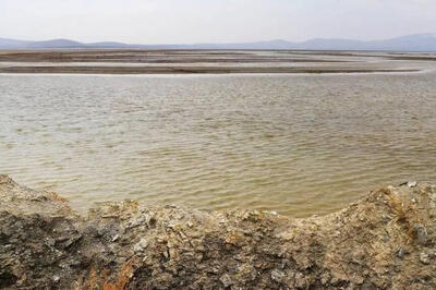 بازگشت آب به بستر خشک دریاچه ارومیه | تراز دریاچه به ۴۰ سانتیمتر رسید