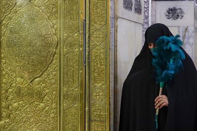  برای نخستین بار؛ زنان مشهدی ضریح مطهر امام رضا (ع) را غبارروبی کردند | تصاویر