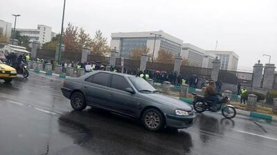 تجمع کارکنان سازمان بهزیستی استان‌های مختلف مقابل مجلس/ با مدرک فوق لیسانس ۱۷ میلیون می‌گیریم!