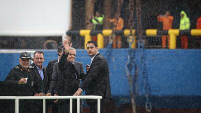 پزشکیان: ضروری است زین‌پس تمام صنایع آب‌بر صرفاً در سواحل جنوبی توسعه پیدا کنند