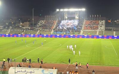 فوتبال زیر باران و هوادارانِ عاشق + فیلم