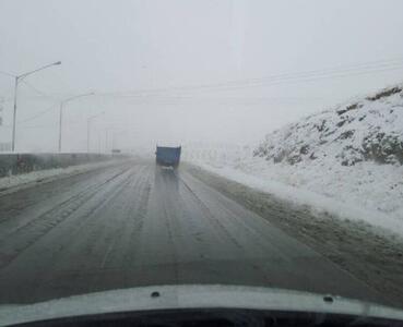  مه‌گرفتگی شدید و بارش برف در محورهای کوهستانی و گردنه‌های آذربایجان‌غربی 