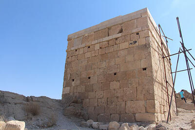 خراب‌کاری در آرامگاهِ جاماسب! + عکس