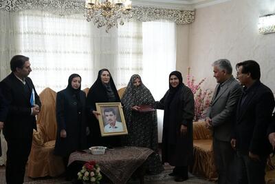  تجلیل از مادر شهید رحمان نوکی در اردبیل