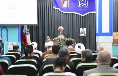  امام جمعه شیراز: انسان اسلامی، گوشه‌گیر نیست/ منبر را در جهت فهم مخاطب سامان دهیم