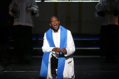 خواننده مشهور با ضربات چاقو در خانه‌اش کشته شد