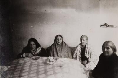  ملاباجی بندانداز سوار بر الاغ از این خانه به آن خانه می‌رفت که خانم‌ها را بند بیندازد