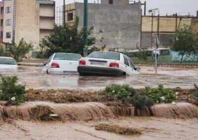  ببینید | طوفان شدید باران و گرفتار شدن ماشین‌ها در جاده عین خوش به دهلران