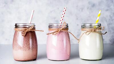 شیر ماه صورتی چیست؟ / طرز تهیه نوشیدنی آرامش‌بخش و مقوی برای خواب بهتر