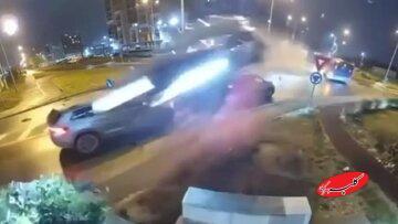  پرواز واقعی یک مرسدس بنز در خیابان / معجزه‌ای که جان راننده را نجات داد/ عکس و فیلم - کلبه سرگرمی