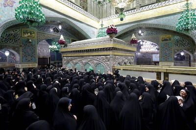 عکس/ غبارروبی ضریح مطهر امام رضا(ع) با حضور بانوان‌