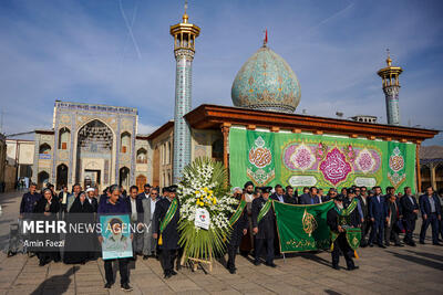  گلباران مقبره شهید آیت‌الله دستغیب در شیراز
