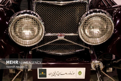 نمایش تصاویر موزه خودروهای تاریخی در مترو تهران