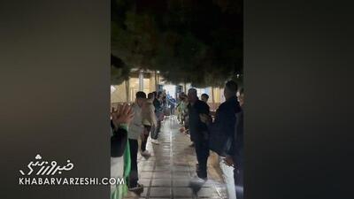 ویدیو| تشویق متفاوت هواداران باشگاه لیگ برتری/ تونل در فرودگاه! - پارس فوتبال