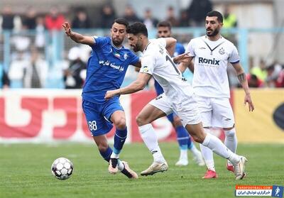 بازیکنان ملوان با پیراهن منقش با نام خانوادگی مادران مقابل استقلال