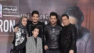  آواز شاد؛ آرون افشار کنسرتش برادر و پدرشو آورد 3تایی خوندن صداشون بمب یکی از یکی بهتر
