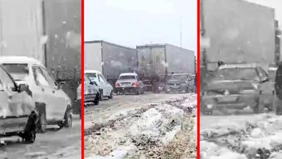  فیلم گرفتار شدن ده ها خودرو در برف مرز تمرچین