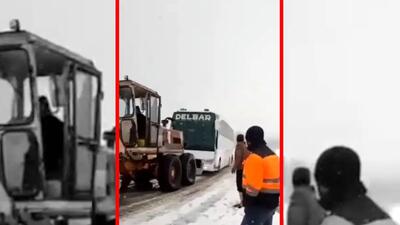  فیلم تلاش راهداران آذربایجان شرقی برای نجات اتوبوس در برف