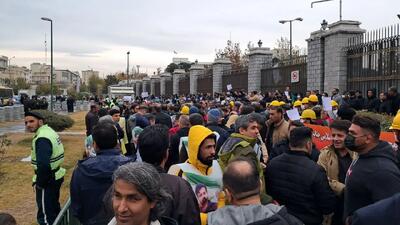 تجمع  نیروهای شرکتی برق منطقه‌ای و نفت و گاز مقابل مجلس به اجرا نشدن طرح تبدیل وضعیت