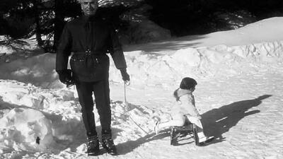 عکس سفر در زمان  /  نقش بر زمین شدن شاه پهلوی توسط فرح دیبا در برف بازی محوطه کاخ نیاوران