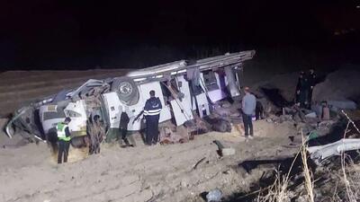 لغزندگی جاده، حادثه‌ساز شد / سقوط اتوبوس از ارتفاع 5 متری 13 مصدوم برجای گذاشت