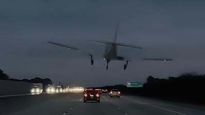 لحظه هولناک فرود یک هواپیما روی سر یک ماشین در وسط اتوبان + فیلم - سلام نو