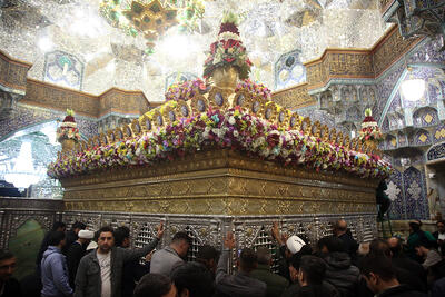  تصاویری از گل‌آرایی ضریح مطهر بانوی کرامت در آستانه میلاد حضرت فاطمه زهرا (س)