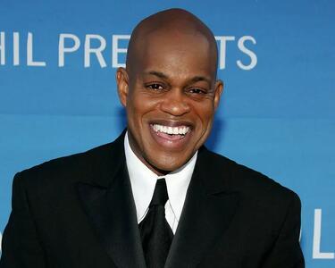 کشته شدن خواننده مشهور اپرا با ضربات چاقو در خانه‌اش؛ پسر ۳۱ ساله‌اش بازداشت شد