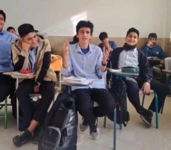  استعداد درخشان؛ دانش آموزه به 7-8 تا زبون زنده دنیا مثل بلبل حرف زد