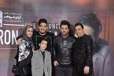  آواز شاد؛ آرون افشار کنسرتش برادر و پدرشو آورد 3تایی خوندن صداشون بمب یکی از یکی بهتر