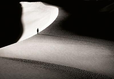 سرگردان بین نور و تاریکی