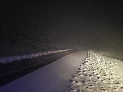  بارش برف و برف‌روبی در گردنه‌های چهارمحال‌وبختیاری + فیلم