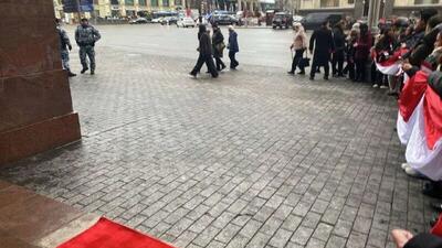  پرابووو سوبیانتو، رئیس جمهور اندونزی، در حالی که مورد استقبال دانشجویان و مهاجران اندونزیایی قرار گرفته بود، وارد هتل فور سیزنز شد و قرار است اواخر امروز با پوتین دیدار و گفتگو کند