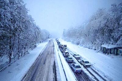 بارش برف راه ارتباطی ۷۰ روستای دلفان را بست