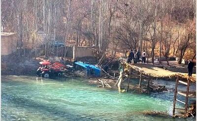 فروریختن پل تاریخی گپز سامان؛ خودرو به رودخانه سقوط کرد