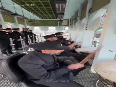 نقار‌ه‌نوازی خادمان حرم رضوی در صبح میلاد حضرت مادر