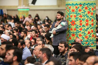 حاشیه‌های جشن امروز در حسینیه امام خمینی(ره)؛ از حضور مداحان سرتاسر ایران تا طلاهایی که آهنگران از همسرش گرفت و فروخت