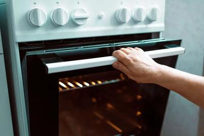 راز خوش‌طعم شدن غذاها وقتی فر را قبل از پخت گرم کنید / چرا گرم کردن فر قبل از پخت یک ترفند حرفه‌ای است / نکته طلایی برای بافت و طعم فوق‌العاده غذاها