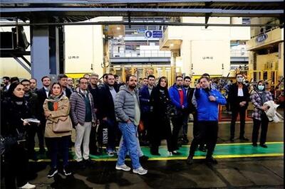 عصر خودرو - منتقدان صنعت خودرو از خطوط تولید ایران‌خودرو بازدید کردند