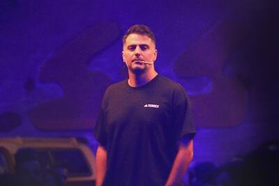 کنسرت محمدرضا شایع در نمایش خانگی/علی ضیا مجری برنامه است(فیلم)