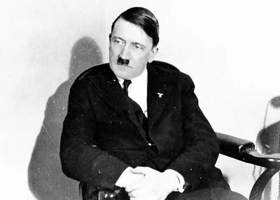 «آدولف هیتلر» در کنار متهمان کودتای آبجوفروشی در دادگاه؛ سال 1301