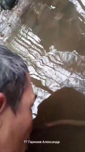 سربازان روسی در حال نوشیدن آب گل‌آلود