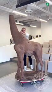  شاهکار شکلاتی! تولد یک زرافه شگفت‌انگیز از دل کاکائو + فیلم