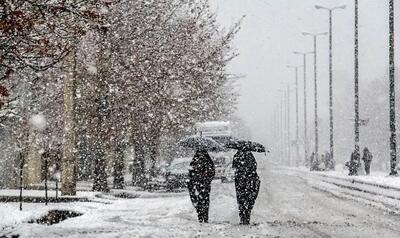  بارش برف گردنه «کِلوسِه» و محورهای فرعی فریدونشهر را مسدود کرد
