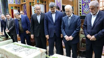 ادای احترام وزیر کشور به مقام شامخ سومین شهید محراب در یزد