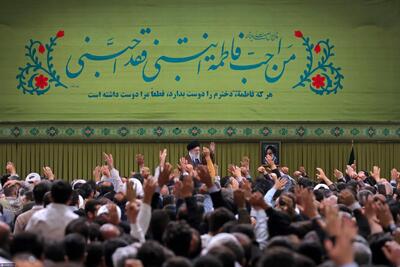  مراسم سه ساعته جشن میلاد حضرت زهرا سلام‌الله‌علیها در حسینیه امام خمینی(ره) با حضور رهبر انقلاب