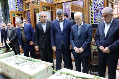 ادای احترام وزیر کشور به مقام شامخ سومین شهید محراب در یزد