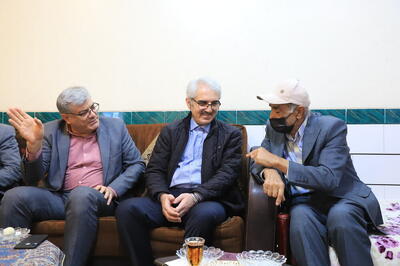  جمعی از مدیران ایسنا با خانواده شهید عمرانی در استان کرمان دیدار کردند 